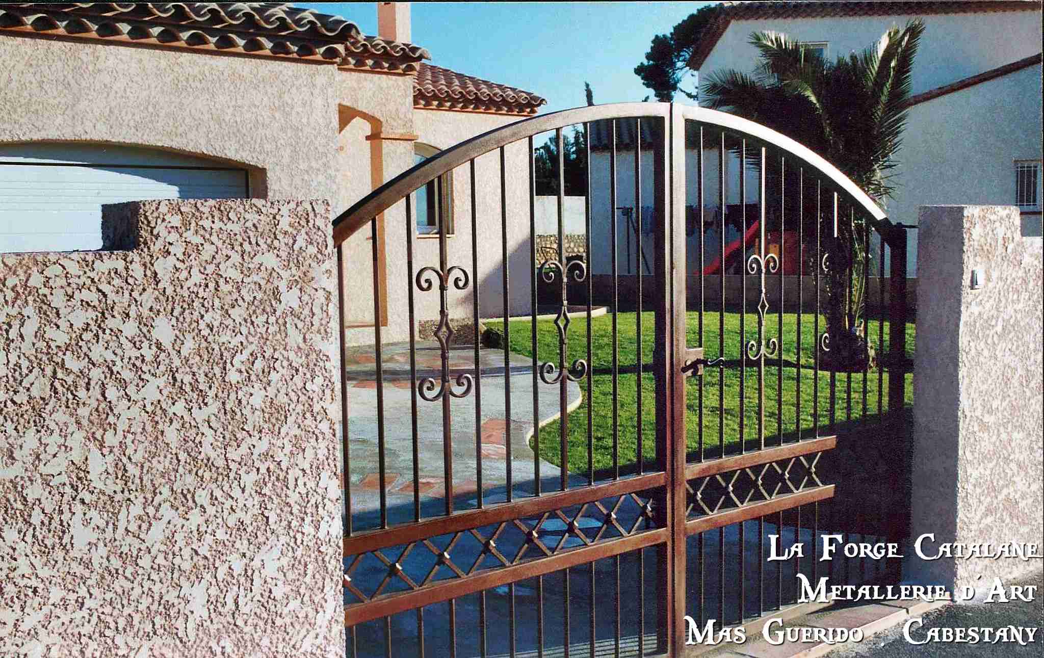 Portail cintre barreaudage vertical frise en x  forge catalane.jpg